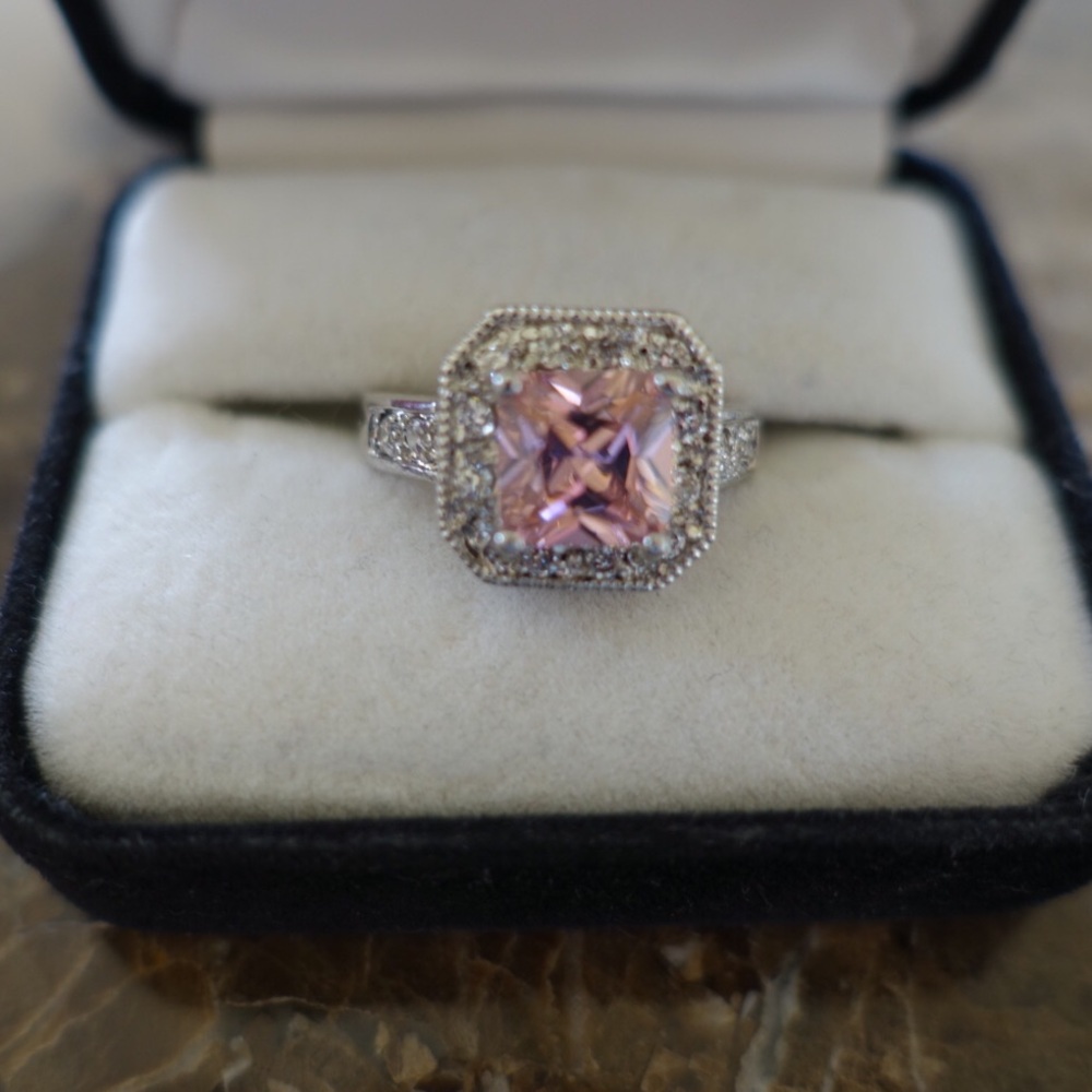Pink/white fashion ring